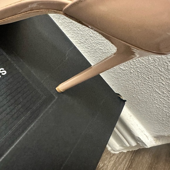 YSL AMBER SANDALS IN PATENT LEATHER
Nude - Picture 5 of 16